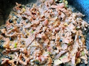 炒至牛肉变色也可以适当添加少许清水牛肉入味更佳