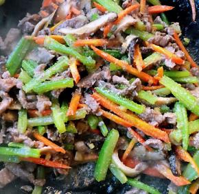 最后放入盐和味精调味均匀即可出锅享用