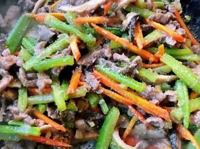 最后放入盐和味精调味均匀即可出锅享用