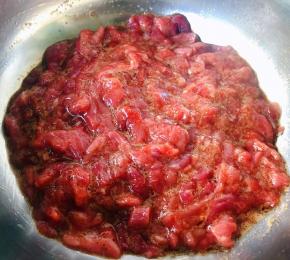 牛肉放入容器中打入一个蛋清放入料酒、一品鲜酱油、蚝油、糖拌匀煨制入味