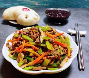 芹菜炒牛肉装入盘中搭配一碗黑米粥和鱼馒头就是营养标配早餐