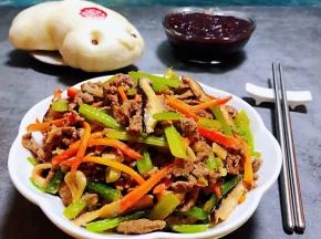 芹菜炒牛肉装入盘中搭配一碗黑米粥和鱼馒头就是营养标配早餐