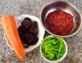 准备原材料牛肉、胡萝卜、焯好水的芹菜、香菇