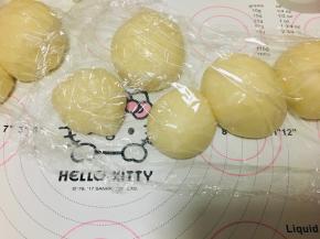 基础发酵后，将面团分割成60克一个的小面团，表现覆盖保鲜膜，进行30分钟的中间发酵