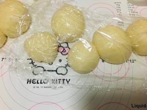基础发酵后，将面团分割成60克一个的小面团，表现覆盖保鲜膜，进行30分钟的中间发酵