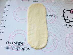 30分钟后，进行整形，将面团擀开，翻面！注意！要翻面哦