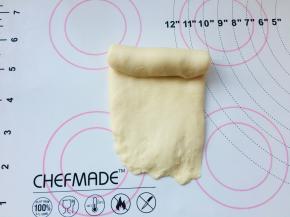 底部按薄，从上往下卷起来，湿度75%，温度30度，进行2次发酵，时间大概60分钟