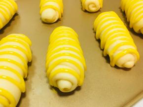 发酵后，将黄金墨西哥酱以S型挤于面包上。黄金墨西哥酱：糖粉75，蛋黄160，低粉125.低粉与糖粉搅拌均匀后，缓慢加入蛋黄至整体呈现均匀的膏状即可