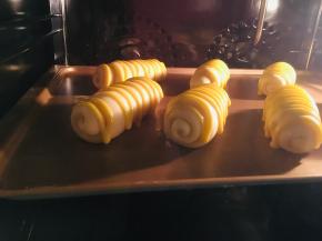 烤箱180度烘烤12到15分钟。具体温度根据自己烤箱脾气酌情增减