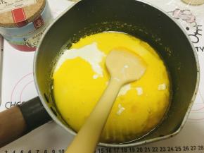 先来说下起司酱：黄油50克，芝士片70克，淡奶油65克，白砂糖35克，盐1克。做法：将黄油与芝士片放入到奶锅中加热融化，然后加入其他材料煮沸，直到呈现细腻膏状。摊凉备用