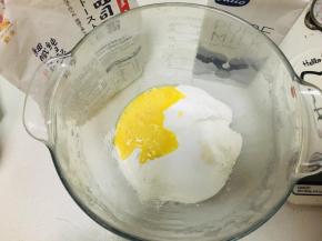 除黄油外的所有材料放入到厨师机的搅拌桶中，中速揉至粗膜加入黄油，慢速叫黄油搅拌均匀后，再中速搅拌只面筋成型，进行60分钟的基础发酵