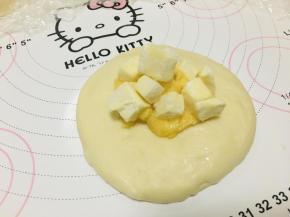 将耐高温奶酪丁放于起司酱上