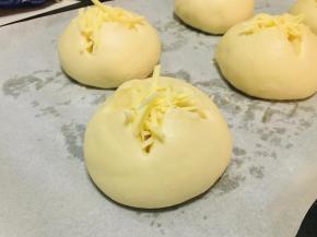 2发后用剪刀将表现剪出十字开口，开口位置撒上马苏里拉芝士