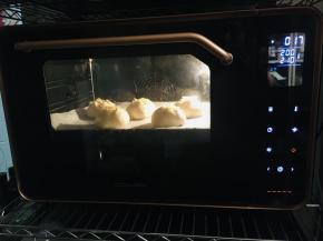 烤箱上200度下180度，烘烤15到18分钟，具体温度根据烤箱脾气酌情调节