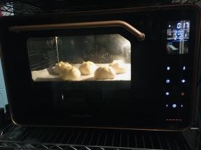 烤箱上200度下180度，烘烤15到18分钟，具体温度根据烤箱脾气酌情调节