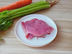 芹菜，胡萝卜，猪肉。