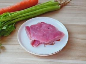 芹菜，胡萝卜，猪肉。