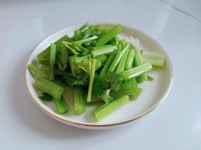 芹菜摘取叶子清洗干净再切小段。
