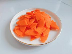 胡萝卜削皮切片。