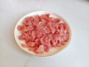 猪肉顺着肉丝横着切丝。