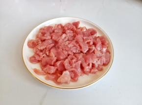 猪肉顺着肉丝横着切丝。