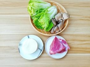 准备自己喜欢的蔬菜来做馅料。