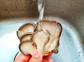 平菇用流水多冲洗几遍。