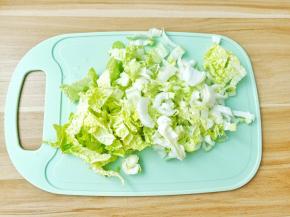 黄芽菜先切成丝。