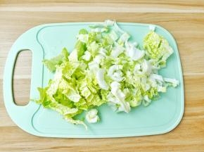 黄芽菜先切成丝。