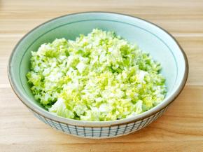 放入绞肉机绞成菜末。