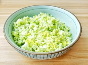 放入绞肉机绞成菜末。