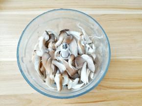 平菇撕小块放入绞肉机。