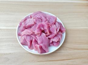 猪肉先切成片。