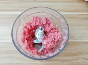 放绞肉机搅成肉泥。