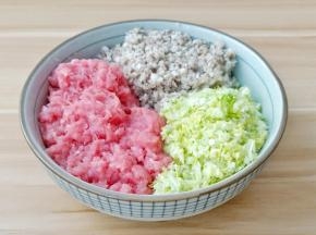 把三种食材放在一个大的容器。