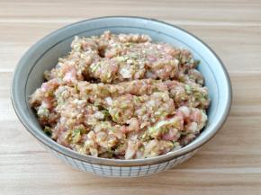 筷子顺着一个方向搅拌均匀。