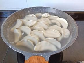 锅里水开下入饺子，开大火煮开。