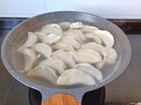 锅里水开下入饺子，开大火煮开。