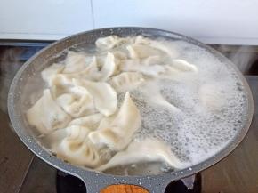 煮到饺子浮起来就关火成盘。