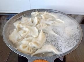 煮到饺子浮起来就关火成盘。