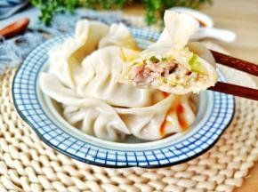 饺子皮劲道爽滑，肉馅鲜美多汁。