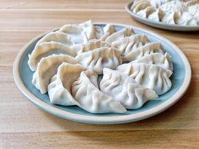 饺子皮加上一点肉馅包起来。