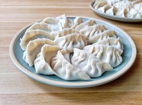 饺子皮加上一点肉馅包起来。