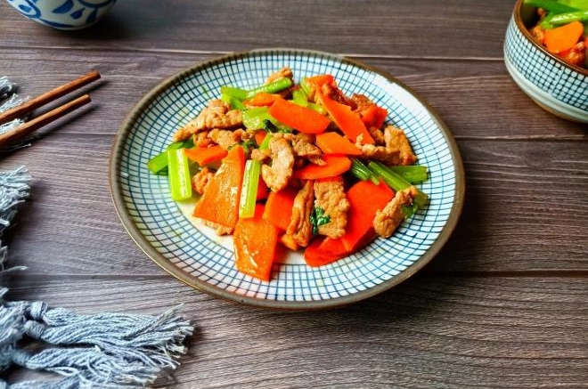 芹菜胡萝卜炒肉丝