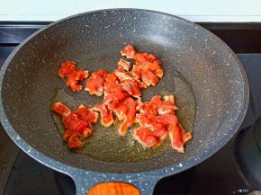 加点蒜泥炒香，再放入肉丝翻炒。