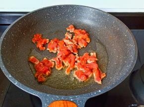 加点蒜泥炒香，再放入肉丝翻炒。