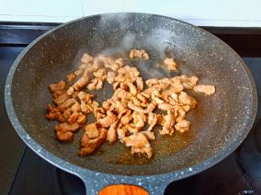 翻炒至肉丝变色。