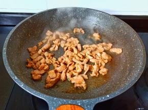 翻炒至肉丝变色。