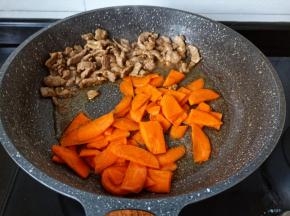 加入胡萝卜翻炒。