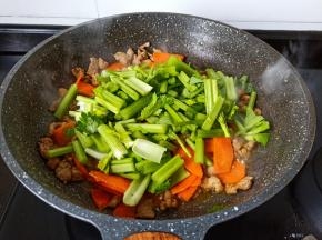 翻炒到胡萝卜微软加入芹菜。